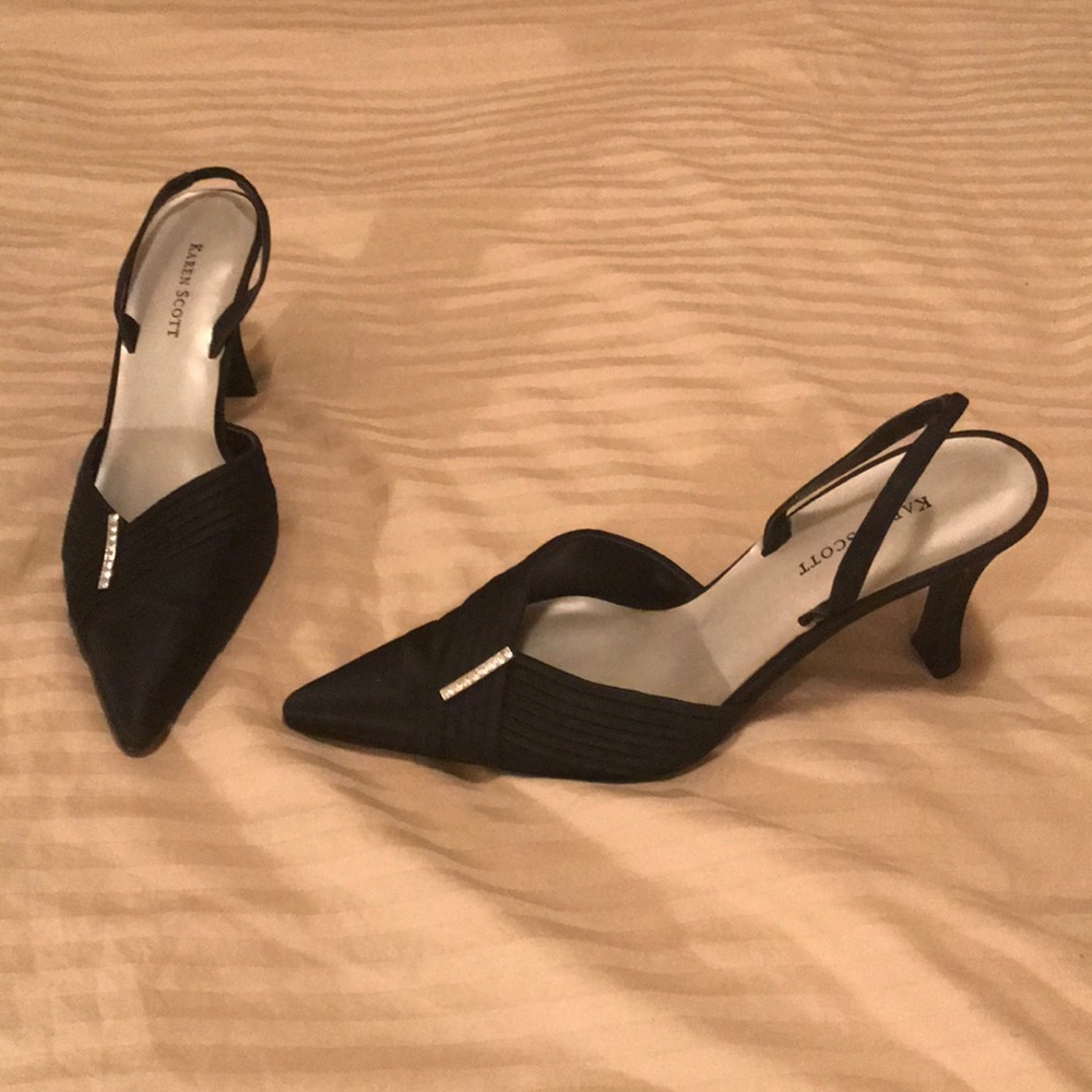 Karen Scott Black dressy kitten heels wth pendant